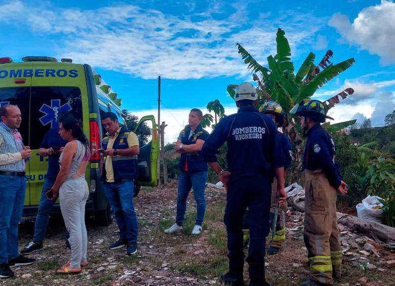 Bomberos y personal de salud hicieron presencia en la vereda Abreo, lugar del derrumbe. FOTO: CORTESÍA