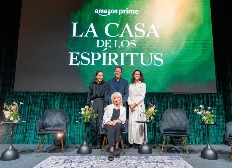 Isabel Allende con los tres showrunners de la serie: Francisca Alegría, Fernanda Urrejola y Andrés Wood. FOTO Cortesía Prime Video