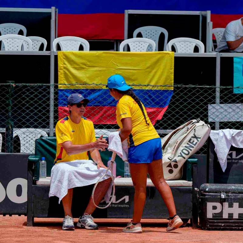 El capitán de Colombia, Alejandro González, dando unas indicaciones a Valentina Mediorreal, en la serie ante Venezuela. FOTO CORTESÍA 