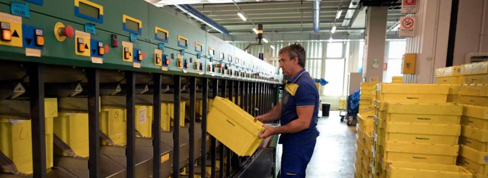 La central de correos del aeropuerto de Roma, Italia, adonde llegan correos de todo el mundo para el papa León XIV. FOTO: AGENCIA AFP.
