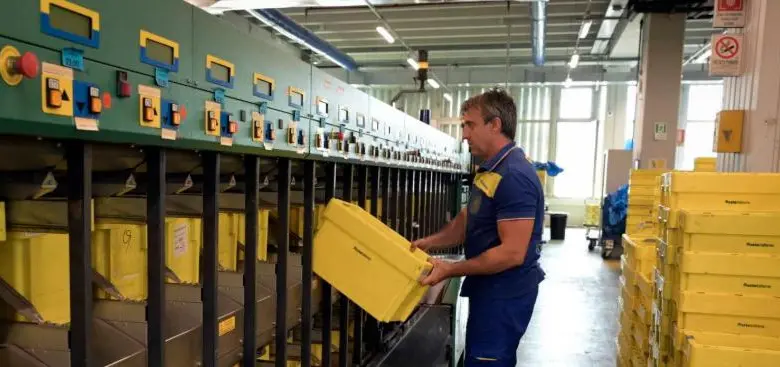 La central de correos del aeropuerto de Roma, Italia, adonde llegan correos de todo el mundo para el papa León XIV. FOTO: AGENCIA AFP.