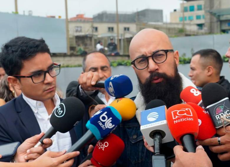 El director de la UNGRD, Carlos Carrillo, antes de ingresar a la cita en la FiscalÃ­a General. FOTO CORTESÃA