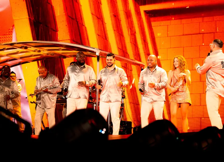 Shakira y el Grupo Niche cantaron Sin sentimiento en los conciertos de la barranquillera el pasado sábado y domingo en Cali. FOTO Cortesía Grupo Niche.