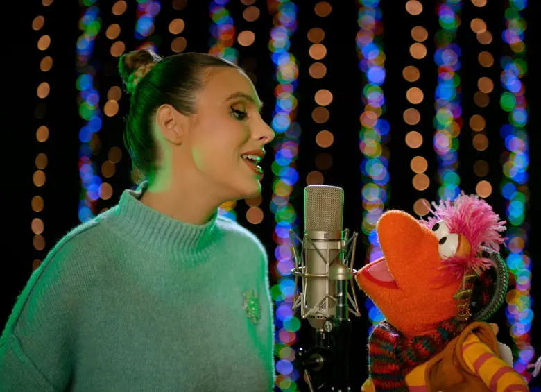 Lele Pons y Gobo cantando en este especial navideño de Fraggle Rock. FOTO Cortesía Apple TV