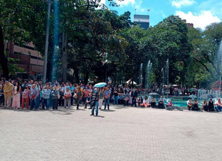 Decenas de feligreses siguen la ceremonia de beatificación en el Parque Bolívar. FOTO: MIGUEL OSORIO