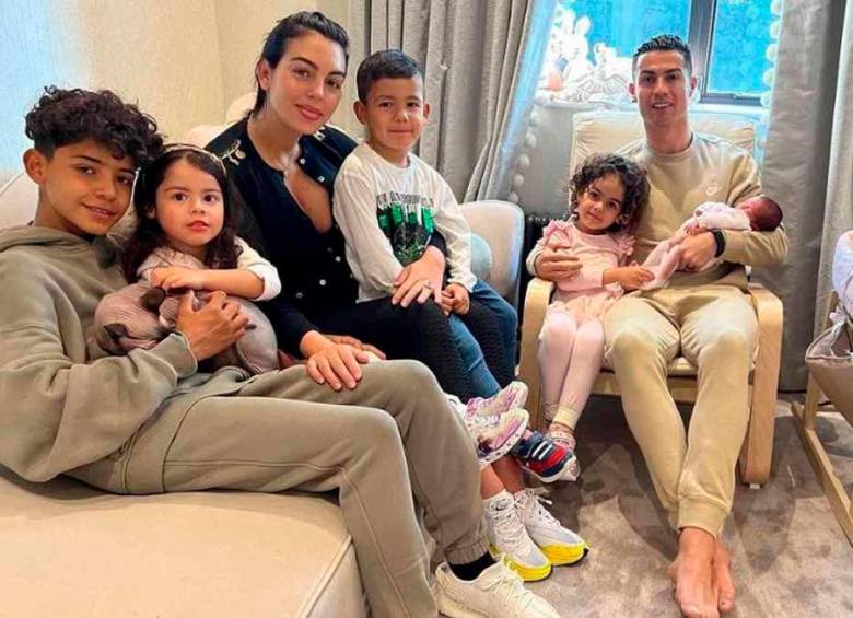 Cristiano Ronaldo con sus hijos y la recién nacida Bella. FOTO TOMADA INSTAGRAM 