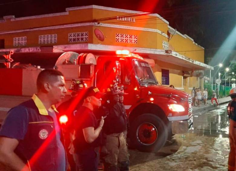 El incendio en el hotel Dasanto se habría presentado por un cortocircuito. FOTO: TOMADA DE TWITTER @BOMBEROSBQUILLA