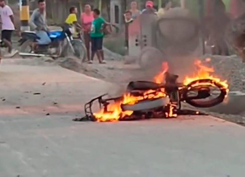 La moto del hombre infiel quedó en pérdida total luego de que su pareja le prendiera fuego. FOTO: Captura de video