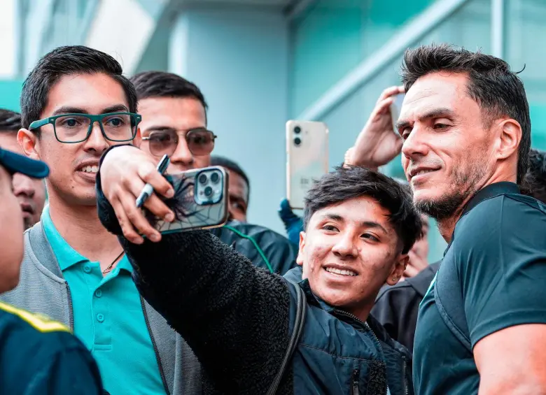 Lucas González con la hinchada de Nacional en Bogotá. FOTO: X Nacionaloficial