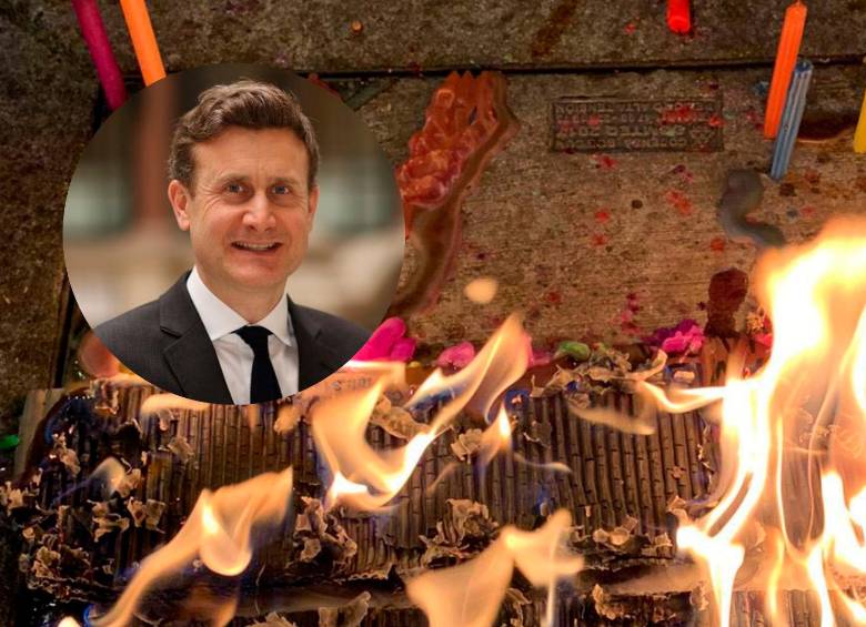 En la imagen que compartió el embajador George Hodgson se aprecia que sus velas terminaron derretidas. FOTO: TWITTER @HodgsonGeorge