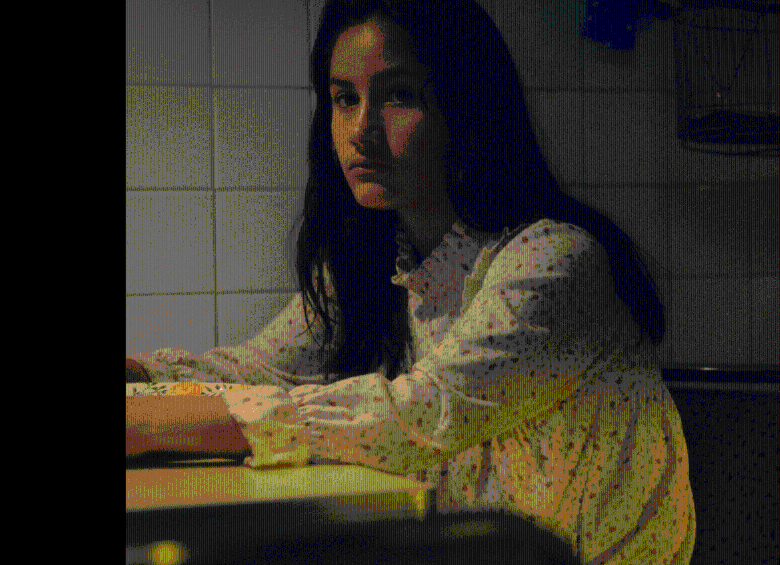 Con encuadres cerrados y una estética inspirada en imágenes televisivas antiguas, Mi Bestia sumerge al espectador en la mente de una adolescente atrapada entre supersticiones y realidades patriarcales. FOTO cortesía