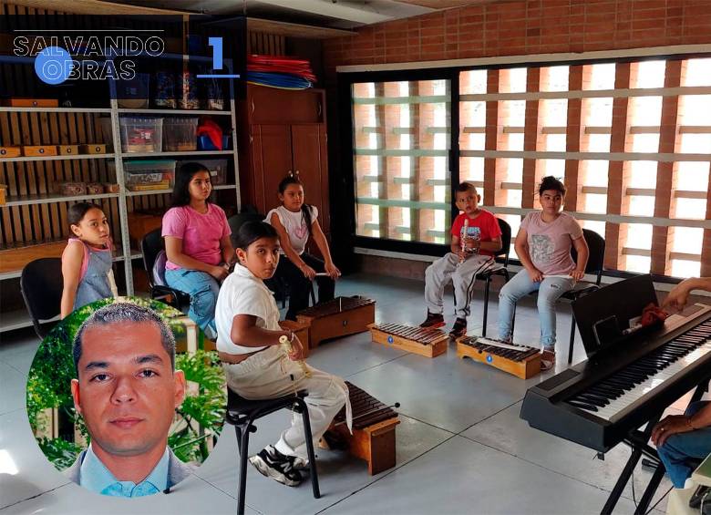 Wilson Ancízar Sánchez (en la foto circular de la Izq.) ha vivido siempre al son de la música. A sus 11 años comenzó a aprender Clarinete en la Escuela de Música de Ciudad Bolívar, un proyecto sin una sede física propia que arrancó en 1987 en cabeza del entonces director Carlos Mauricio Naranjo, quien además de formalizar la tradición musical, buscó preservarla a través de semilleros para niños, jóvenes y adultos que operaban en colegios, casas de la cultura y otros lugares. Wilson tuvo la oportunidad de ser parte de las primeras bandas juveniles del territorio. En la foto, ensayo de uno de los semilleros en una institución educativa. 
