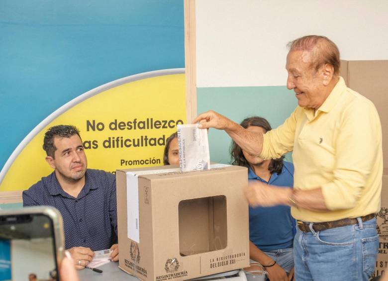 Rodolfo Hernández votó a las 8:00 a.m. en Bucaramanga. FOTO: COLPRENSA 