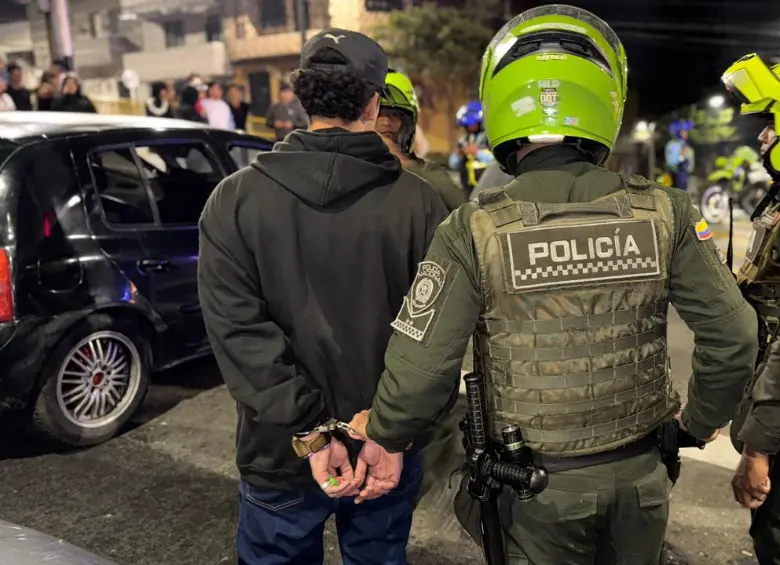 En la redada fueron inspeccionados los antecedentes de más de 700 personas. En la imagen, una de las 21 personas capturadas. FOTO: Cortesía Secretaría de Seguridad de Medellín