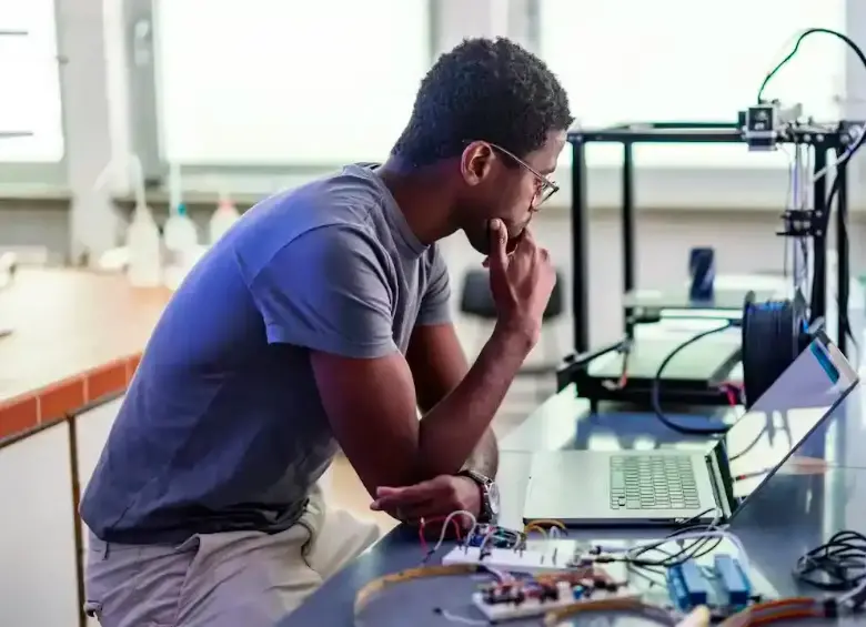Joven realizando sus prácticas profesionales en una gran empresa. FOTO: GETTY