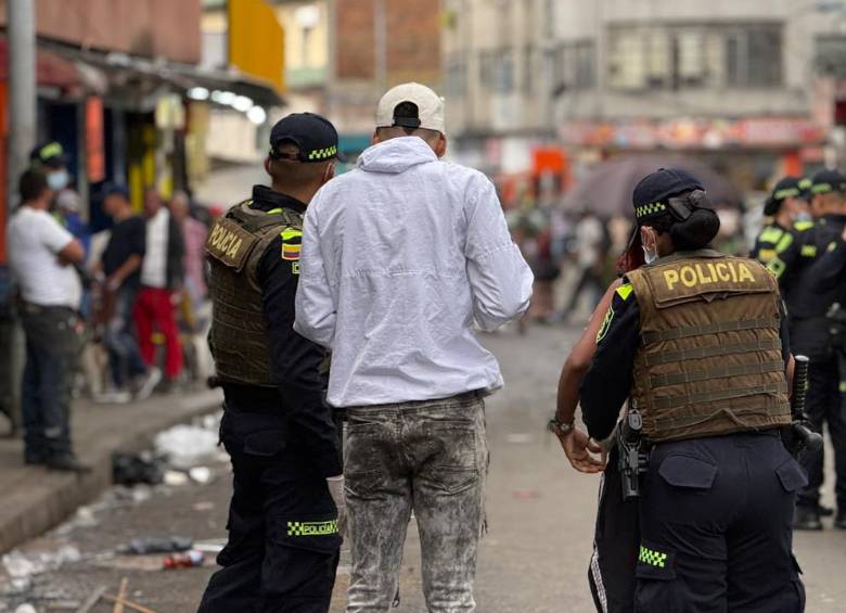 Este es uno de los momentos en los que uniformados requisaron a los ciudadanos. Fueron registradas 2.200 personas. FOTO: Cortesía Alcaldía de Medellín