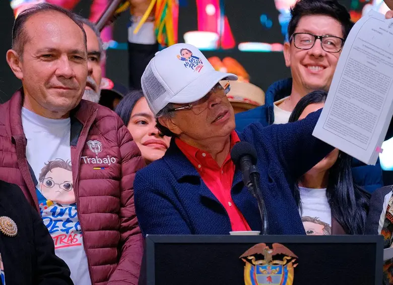Presidente Gustavo Petro muestra el decreto transitorio de salario mínimo. FOTO PRESIDENCIA