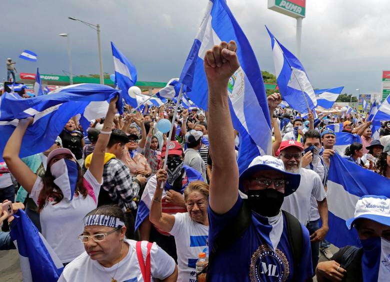 Activistas y ciudadanos denuncian que el régimen de Ortega ha cerrado medios de comunicación y aumentado la persecución contra entidades opositoras y la Iglesia. FOTO AFP