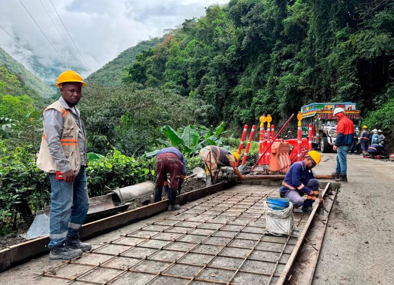 Las obras de infraestructura vial y educativa ejecutadas bajo el mecanismo de Obras por Impuestos en Dabeiba e Ituango ya alcanzan un 90 % de avance y benefician a más de 23.000 personas en Antioquia. FOTO cortesía Grupo Argos
