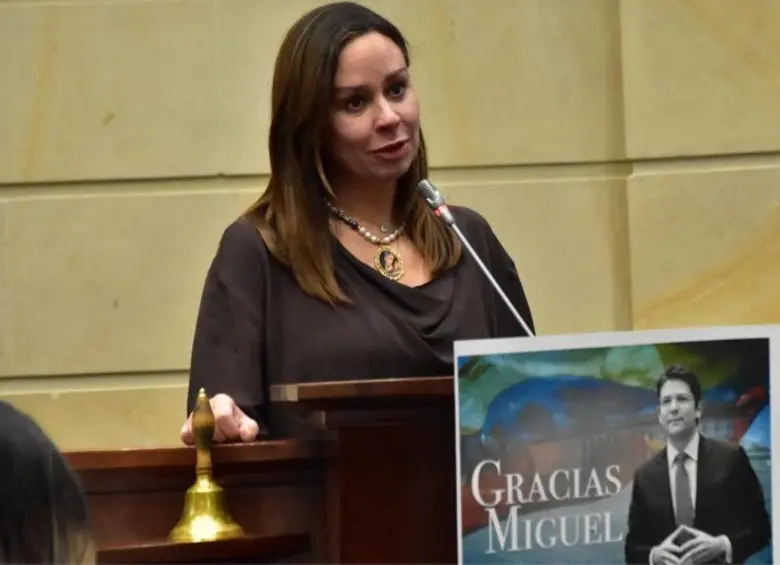 María Claudia Tarazona, viuda del senador, le pidió en la conmemoración de la muerte de Turbay al gobierno de De la Espriella abrir una “comisión de la verdad” para esclarecer los hechos del magnicidio. Foto: Colprensa