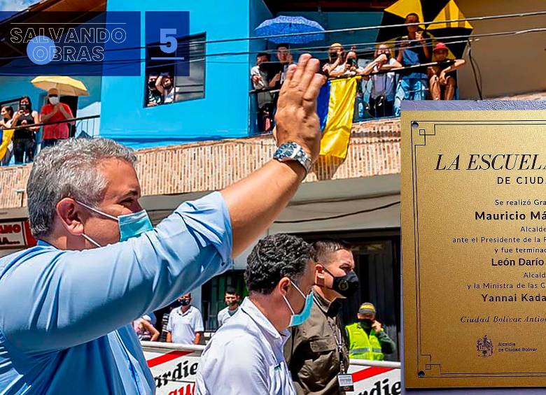 A pesar de su impulso inicial, el proyecto encontró su primera barrera: la Corporación no contaba con un espacio de las características requeridas para construir la Escuela de música. Nueve años después, el expresidente Iván Duque Márquez durante su mandato, visitó el municipio, conoció las bandas musicales y decidió priorizar el proceso. Poco después, la Institución Educativa San José del Citará cedió los predios necesarios para su construcción. En la foto, Iván Duque Márquez durante su visita en Ciudad Bolívar en el año 2020. 