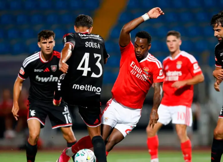 Jhon Durán busca consolidarse en el Benfica de Portugal. FOTO AFP