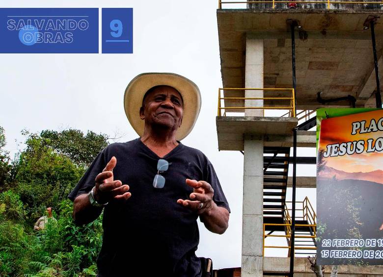 La alegría de tener agua de grifo se mezcló con la nostalgia y la tristeza que causó el fallecimiento de Jesús Elías Loaiza a sus 118 años, quien había sido habitante del sector desde su fundación. Loaiza partió en febrero de 2024 tras la muerte de su esposa Hermelina, a un año de la inauguración del proyecto. Su hijo, Jesús Antonio Loaiza, recuerda la promesa del gobernador Anibal Gaviria hacia su padre cuando visitó la obra: “Don Jesús, la obra que se haga aquí, en las colinas de El Zacatín va a tener su nombre”, recuerda Loaiza. En la foto, Jesús Antonio Loaiza hijo, en el tanque elevado de El Zacatín, donde se distribuye el agua en el sector. A la derecha, el cartel que hace honor a su padre.