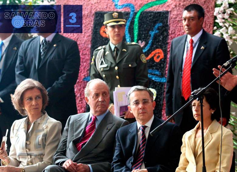 Los retrasos en la obra llegaron debido a la falta de acuerdos entre la comunidad y los contratistas del proyecto, lo que se tradujo en el aplazamiento de su fecha de entrega. Sin embargo, la visita de los reyes de España para conocer el proyecto generó presiones de toda índole, lo que llevó a su construcción acelerada, en medio de condiciones climáticas desfavorables. Esto dio como resultado una infraestructura deficiente. En la foto, la inauguración de la biblioteca el 24 de marzo de 2007, en presencia de los reyes de España.