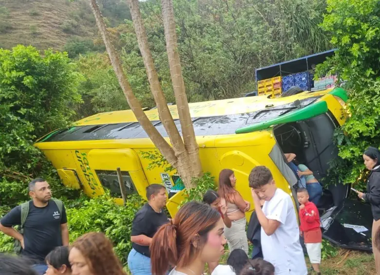 Así quedó el bus que transportaba 40 pasajeros hacia Medellín desde el municipio de Sabanalarga, Occidente antioqueño. FOTO: Cortesía