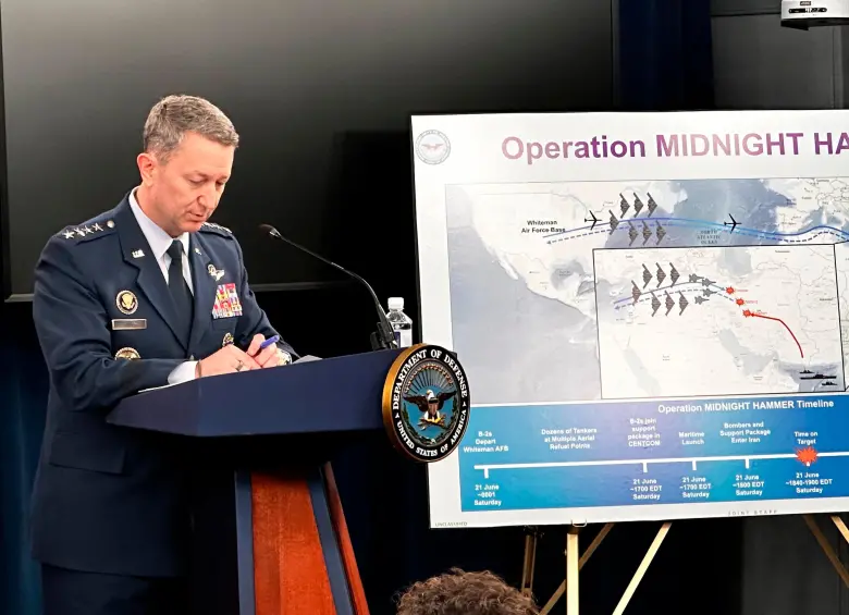 El general Dan Caine, jefe del Estado Mayor Conjunto de la Fuerza Aérea de EE. UU., dio detalles del ataque contra Irán durante una conferencia de prensa en el Pentágono, este domingo 22 de junio de 2025. FOTO getty