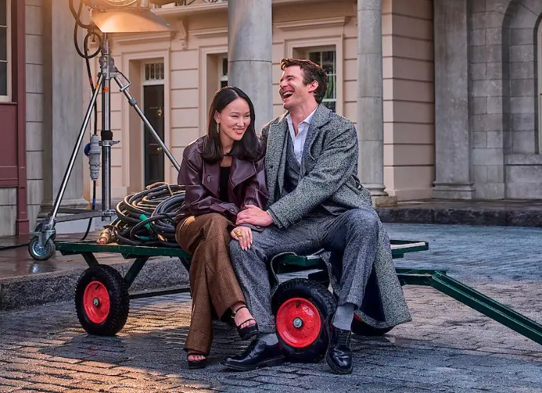 Yerin Ha y Luke Thompson en la promoción de la cuarta temporada de Bridgerton. FOTO Cortesía