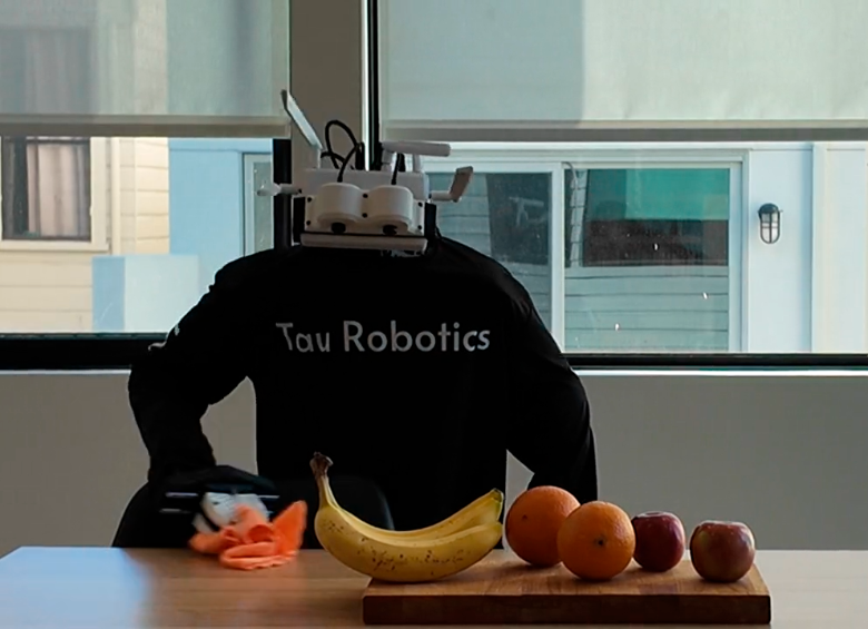 Los robots de Tau Robotics utilizan inteligencia artificial, cámaras y pinzas, pero todavía requieren operadores humanos para controlar sus tareas. foto Tau Robotics