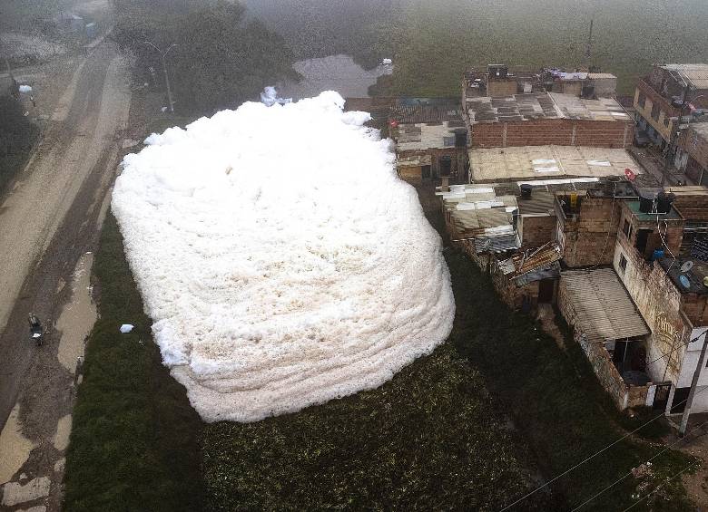 Desde la semana pasada, pompas gigantes de espuma blanca y tóxica se salieron del río Balsillas, en Mosquera, Cundinamarca. FOTO AFP
