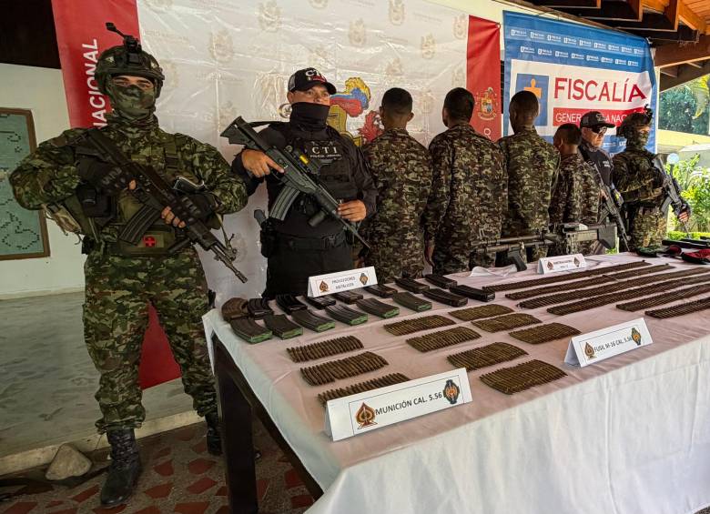 Los cuatro hombres dejaron una ametralladora, cuatro fusiles y más de 800 unidades de munición. Foto: cortesía.