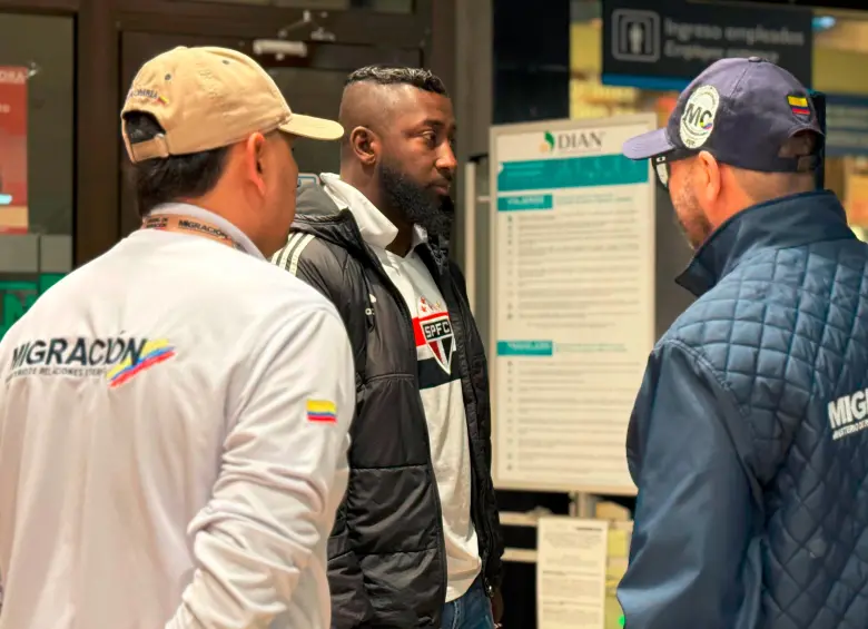 Este es el momento cuando las autoridades migratorias realizaron la expulsión de Allan Aquino de Souza rumbo a Brasil y comenzar su restricción para volver a Colombia durante cinco años. FOTO: Cortesía