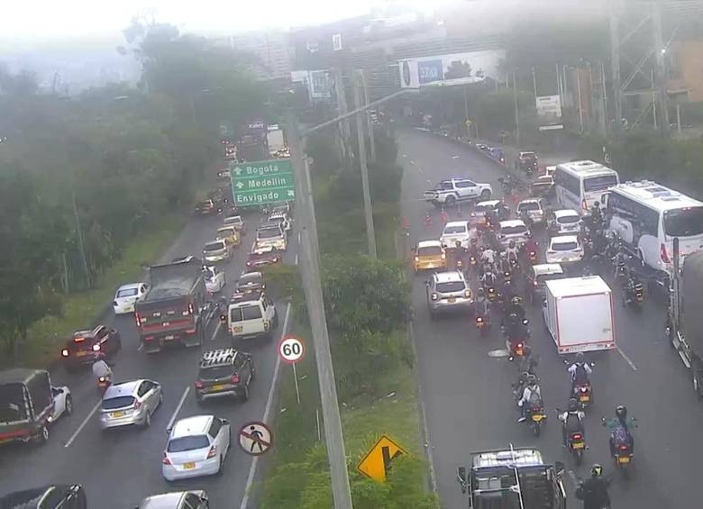 El cierre de la avenida Regional, a la altura de Viva Envigado, se ocasionó por una situación judicial registrada en la madrugada de este martes. FOTO: CORTESÍA
