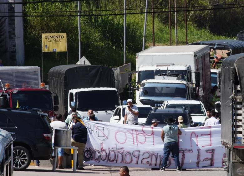 Transportadores y camioneros han bloqueado vías claves de los departamentos de Santander, Norte de Santander, Caldas y Cundinamarca. FOTO: Marco Valencia/Vanguardia.