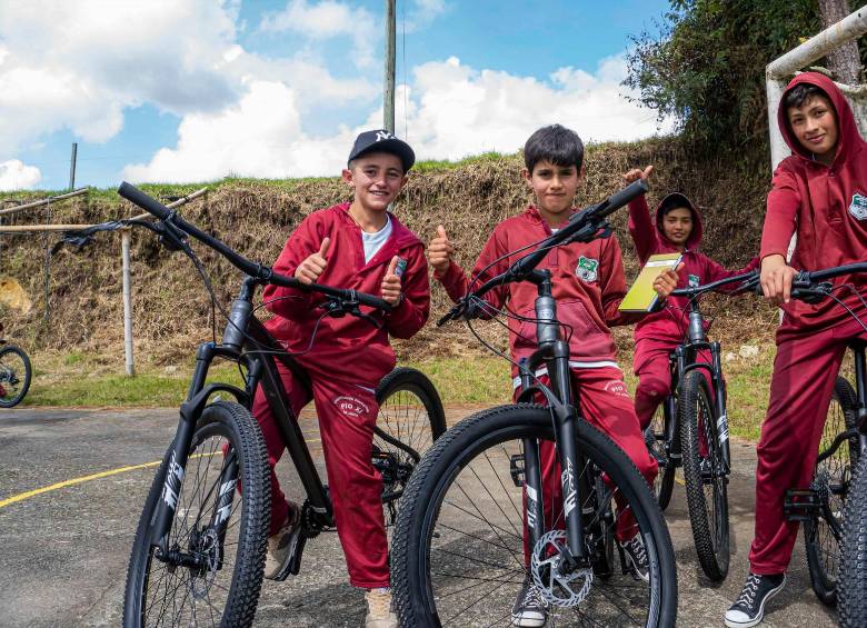 Los niños y jóvenes de la IE Pío XI, de Las Teresas, quedaron felices con su regalo de Navidad, que les facilitará el estudio en 2023, por lo menos en cuando al desplazamiento a las aulas. FOTOS CORTESÍA
