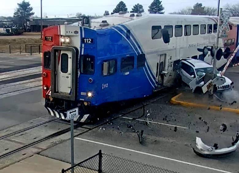 Momento exacto en el que el tren impacta el vehículo que quedó atrapado en el cruce ferroviario. FOTO: Captura de video