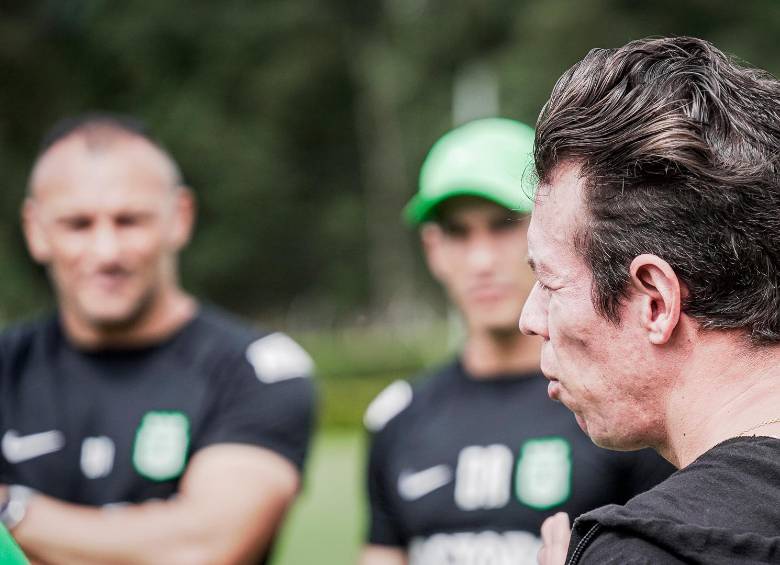 Rigoberto Urán vsitó la sede de Nacional este lunes. FOTO X @nacionaloficial