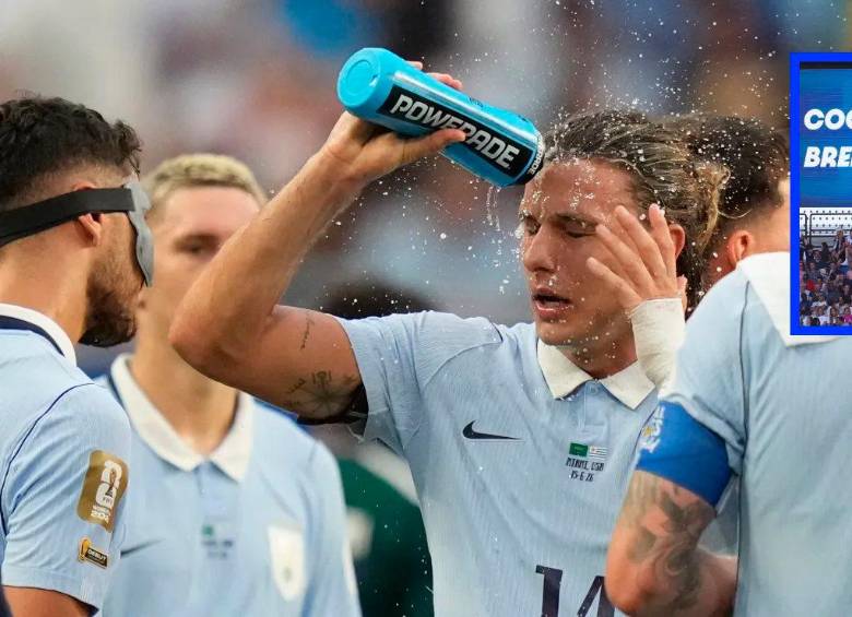 Cada partido del Mundial 2026 incluye dos pausas de hidratación que abrieron nuevos espacios publicitarios para las cadenas de televisión. FOTO: AFP