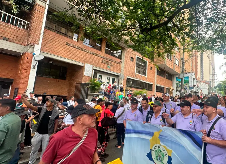 Las marchas de este martes comenzaron en la sede de Adida, en el Centro de Medellín. FOTO: Camilo Suárez