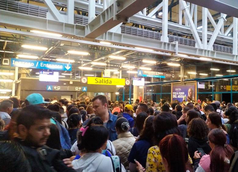 En algunas estaciones hubo aglomeraciones en las entradas. FOTO: TOMADA DE TWITTER