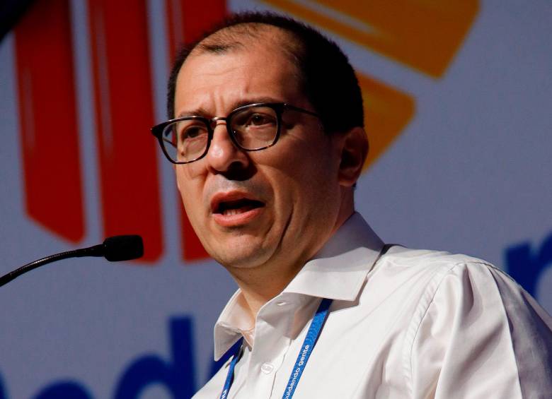 Barbosa reclamó que los “colombianos merecen no ser vacunados públicamente”. FOTO: ASOBANCARIA