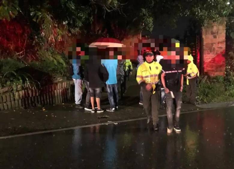 50 menores de edad sorprendidos en una fiesta clandestina en zona rural de La Ceja. FOTO: Cortesía