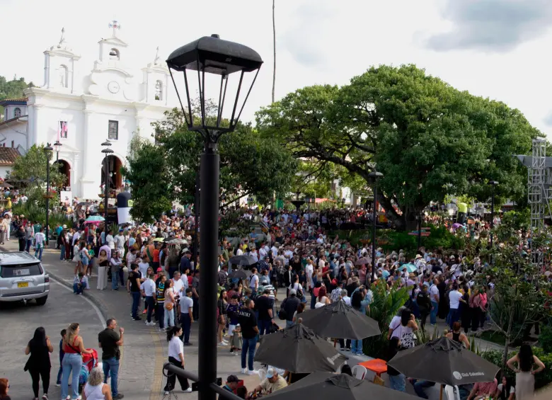 El parque de El Retiro se llenó de gente para ver este estreno. FOTO Cortesía Teleantioquia. 