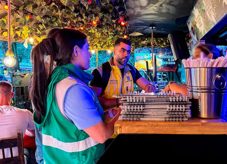 La Alcaldía señaló que esta primera medida es pedagógica. Los negocios con infracciones deberán retirarlos inmediatamente. FOTO: CORTESÍA ALCALDÍA DE MEDELLÍN