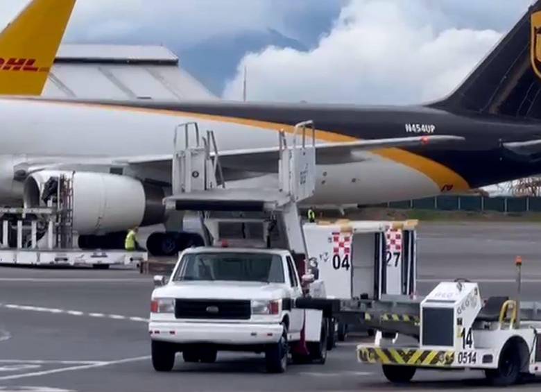 En el vuelo había dos embarazadas. Los migrantes fueron trasladados en buses a un centro de migrantes a 370 kilómetros de San José, en la frontera con Panamá. FOTO: Captura de pantalla