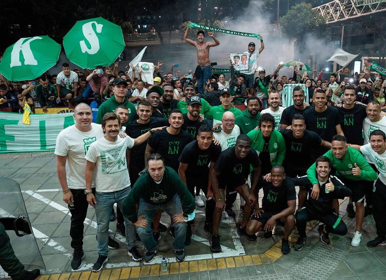 Los jugadores recibieron el cariño de los hinchas verdolagas que llegaron hasta el hotel de concentración para alentar al grupo que dirige Hernán Darío Herrera. FOTO TOMADA @nacionaloficial