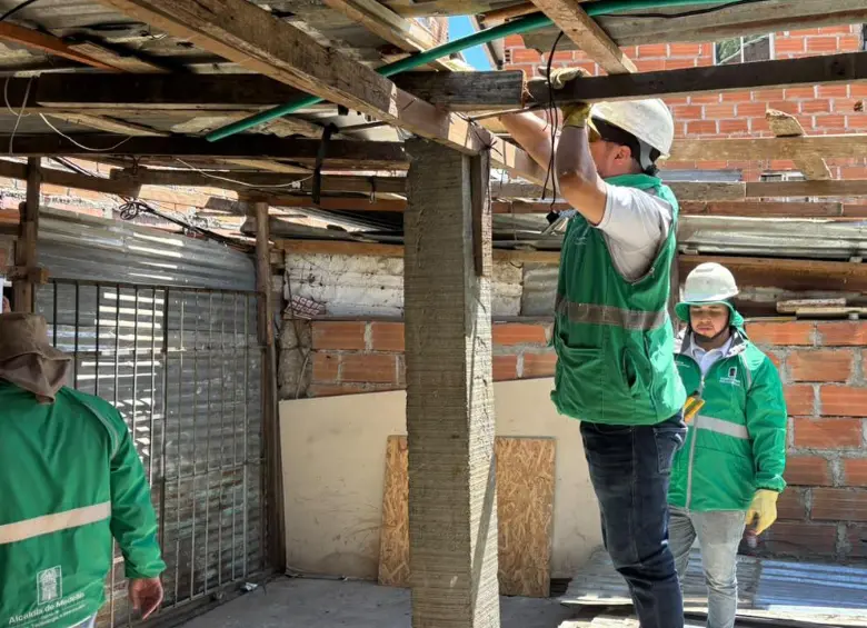 Funcionarios de la Alcaldía de Medellín iniciaron el desmonte de las viviendas que debieron ser evacuadas por los riesgos ocasionados por las quebradas La Mansión y La Máquina, que quedaron en evidencia tras la emergencia del 3 de abril, que dejó un menor muerto. FOTO: CORTESÍA ALCALDÍA DE MEDELLÍN
